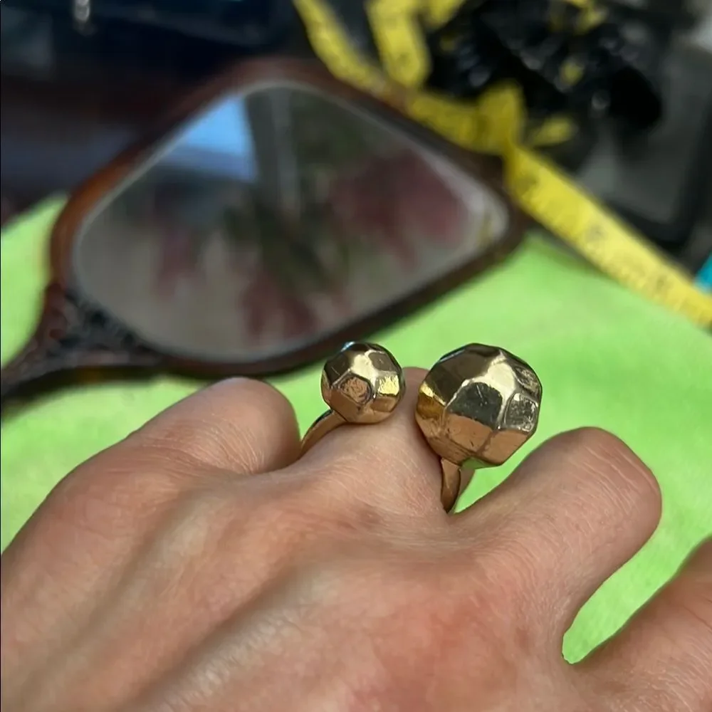Elegant Gold-Toned Geometric Ring